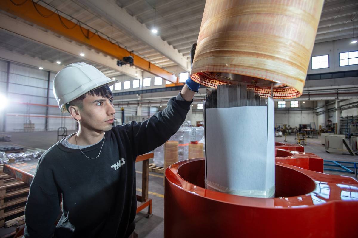 Operario TMC en proceso de fabricación